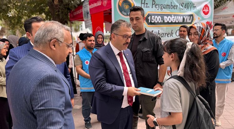 Iğdır Valisi Turan Mevlid-i Nebi standında vatandaşlarla buluştu