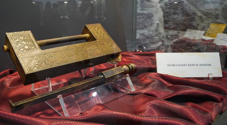 İzmir'de "Mukaddes Emanetler" sergisi açıldı