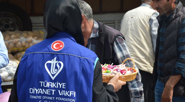 Semt pazarında Mevlid-i Nebi coşkusu