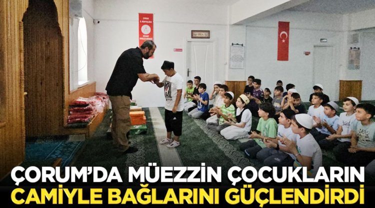 Çorum'da müezzin, hediyeler verdiği çocukların camiyle bağlarını güçlendirmelerine katkı sağlıyor