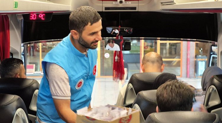 Malatya Diyanet gençlikten yolculara Mevlid-i Nebi ikramı