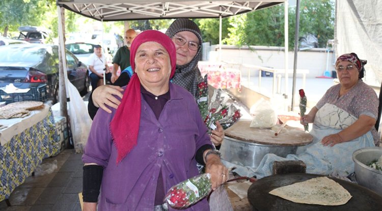 Pamukkale'de Hz. Peygamber anısına gül dağıtıldı