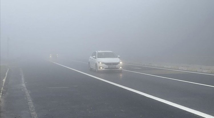 Bolu Dağı'nda etkili olan sis D-100 kara yolunda görüş mesafesini düşürdü