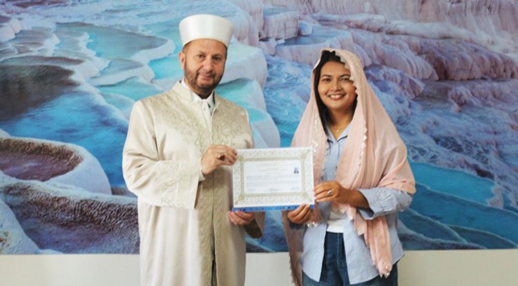 Taylandlı mühendis Apinya, İslam'ı seçti