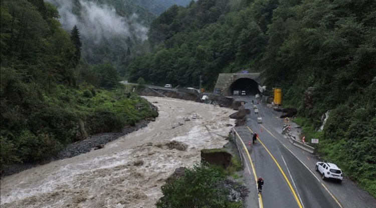 Rize'de selden etkilenen 17 kişi askeri helikopterlerle tahliye edildi