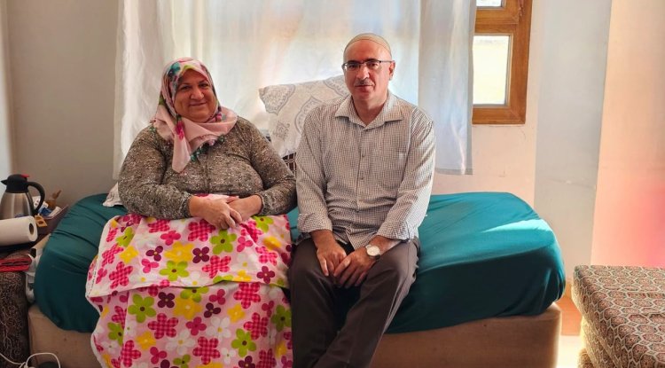 Din görevlisi Işıkgöz, yatalak eşine 'vefa' örneği sergiliyor