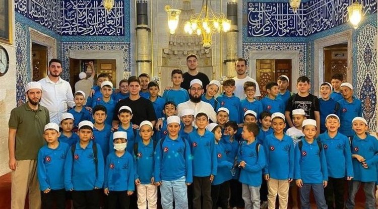 Üsküdar'da gençler hem okuyor hem geziyor