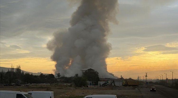 İzmir'de çöp aktarma noktasında çıkan yangına müdahale ediliyor