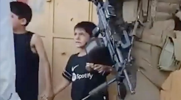 Katil İsrail askerleri Batı Şeria'da 2 küçük çocuğu "casusluk" iddiasıyla gözaltına aldı