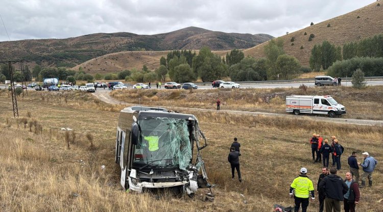 Sivas’ta yolcu otobüsü ile tırın çarpıştığı kazada 23 kişi yaralandı