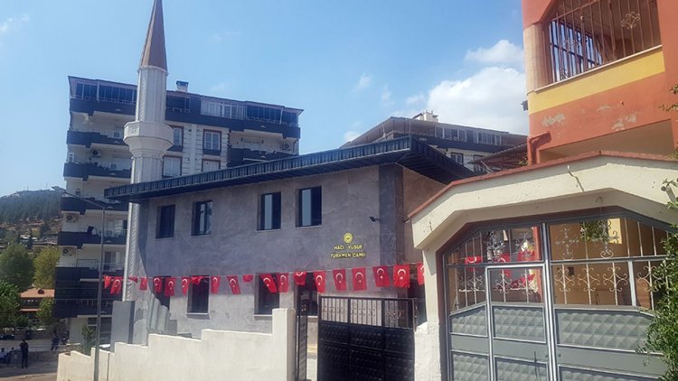 Gaziantep'te depremde yıkılan cami yeniden yapılarak ibadete açıldı