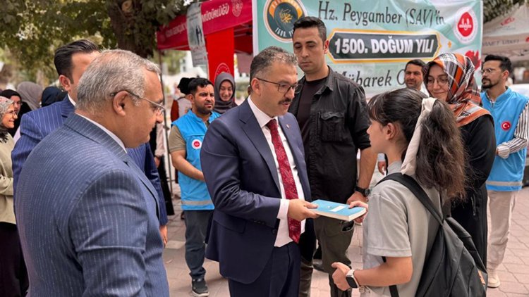 Iğdır Valisi Turan Mevlid-i Nebi standında vatandaşlarla buluştu