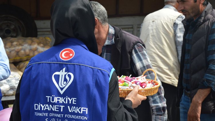 Semt pazarında Mevlid-i Nebi coşkusu