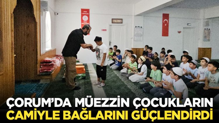 Çorum'da müezzin, hediyeler verdiği çocukların camiyle bağlarını güçlendirmelerine katkı sağlıyor