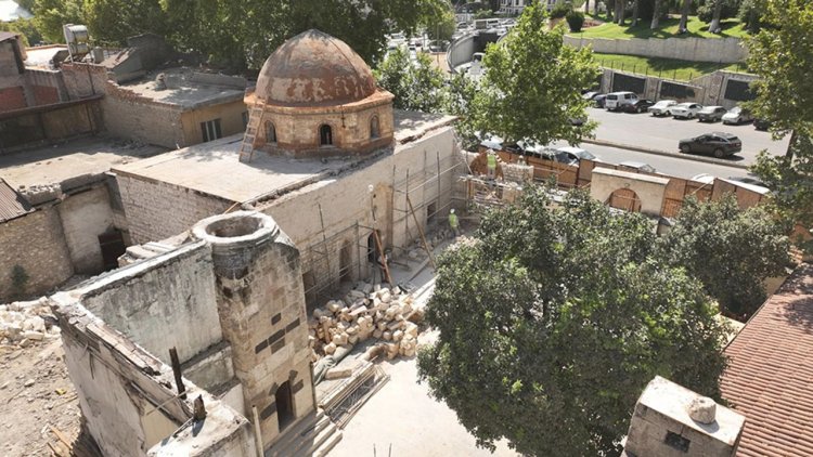 Kahramanmaraş merkezli depremlerde hasar gören Boğazkesen Camii'nde onarım çalışmaları sürüyor