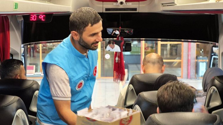 Malatya Diyanet gençlikten yolculara Mevlid-i Nebi ikramı