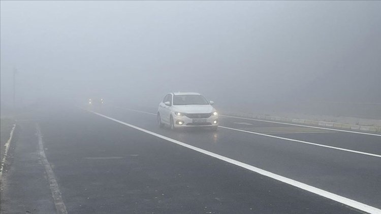 Bolu Dağı'nda etkili olan sis D-100 kara yolunda görüş mesafesini düşürdü