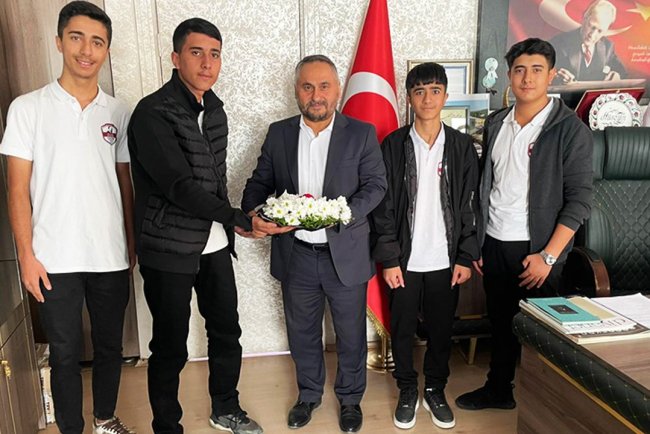 Hakkarili gençlerden Müftülüğe ziyaret
