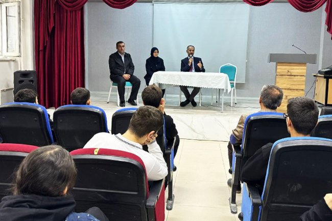 Van'da gençlere yönelik "5 soru 5 cevap" konferansları başladı