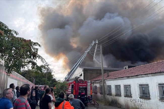 İzmir'de depoda çıkan yangına müdahale ediliyor