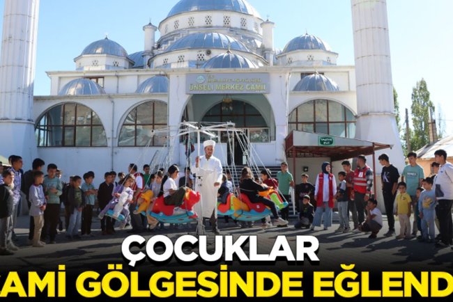 Van'da çocuklar cami gölgesinde eğlendi