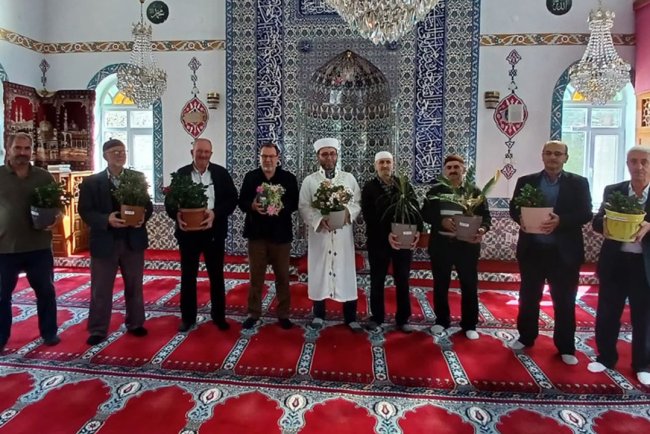 Din görevlisi Caner, çiçeklerle cemaati camiye bağladı