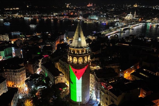 Galata Kulesi'ne Filistin bayrağı yansıtıldı