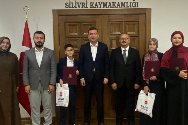 Silivri'de öğrenciler hem okudu hem hafız oldu