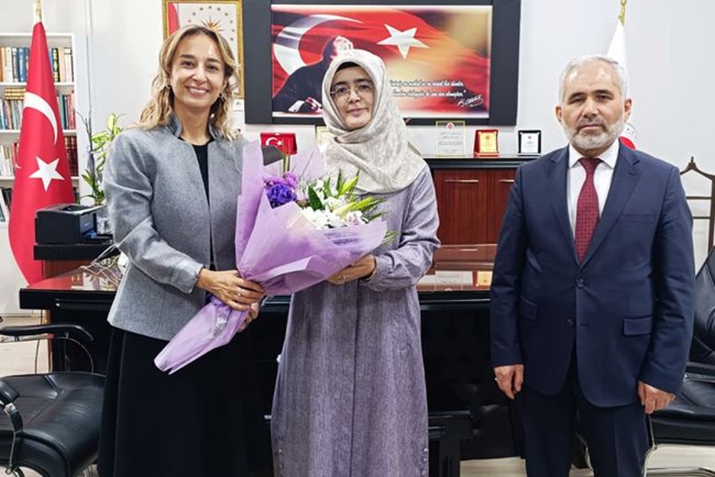 Vali eşinden din görevlilerine anlamlı ziyaret