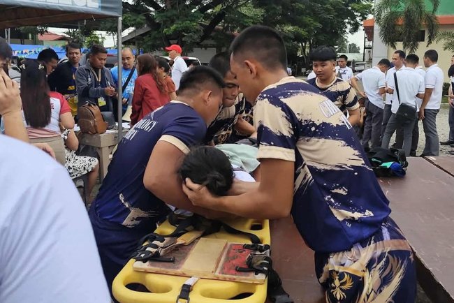 Filipinler'in güneyindeki Mindanao Adası açıklarında 7,4 büyüklüğünde deprem