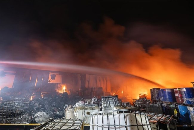 Elmadağ'da geri dönüşüm fabrikasında çıkan yangın kontrol altına alındı