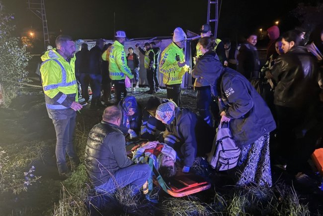 Kastamonu'da tur midibüsü devrildi, 25 kişi yaralandı