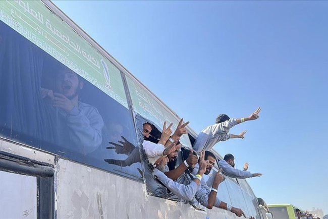 İşgalci hapishanelerinden serbest kalan Filistinli esirler aileleriyle kavuşma anını heyecanla bekliyor