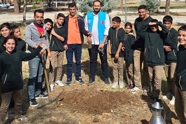 Pütürge'de öğrenciler Gazze için fidan dikti