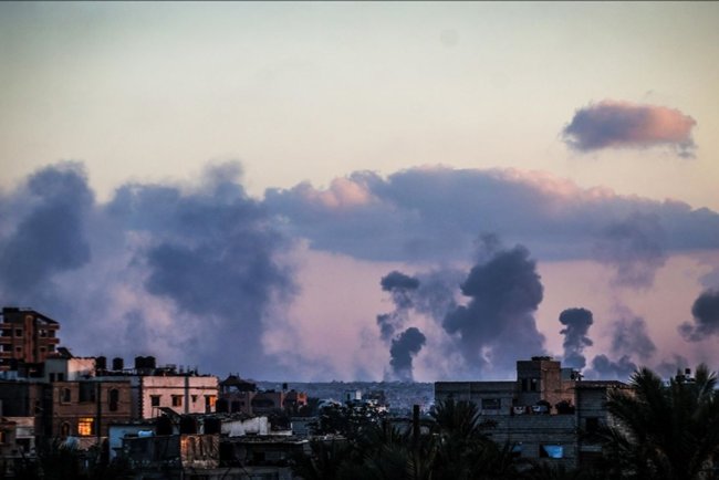 İşgalcilerin ateşkese rağmen Gazze kentinin doğusuna açtığı ateşte 2 Filistinli şehit oldu