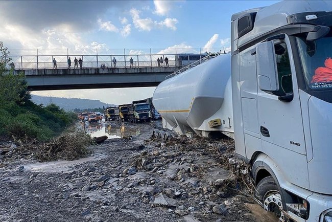Hatay'da sağanak nedeniyle Toprakkale-İskenderun Otoyolu'nda araçlar mahsur kaldı