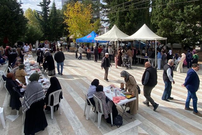 Gediz'de hayır çarşısı yoğun ilgi gördü