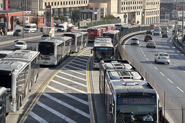 Küçükçekmece'de 2 metrobüsün çarpıştığı kazada 1 kişi yaralandı