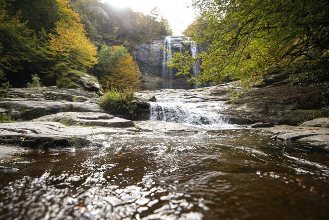 Fay kırığıyla oluşan Suuçtu Şelalesi sonbahar renkleriyle ziyaretçilerini karşılıyor