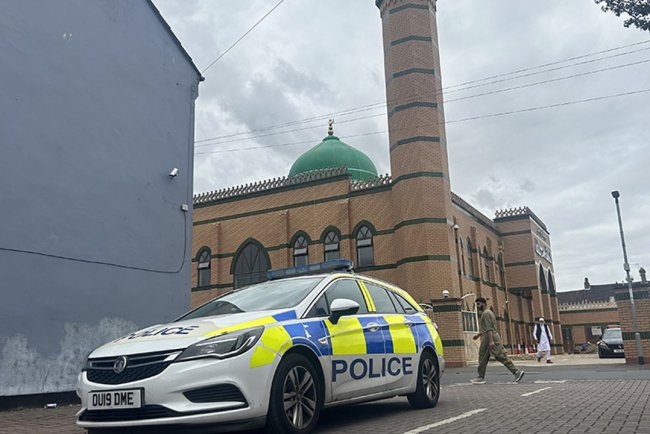 İngiltere'de art arda görülen cami saldırılarında siyasetin payı var