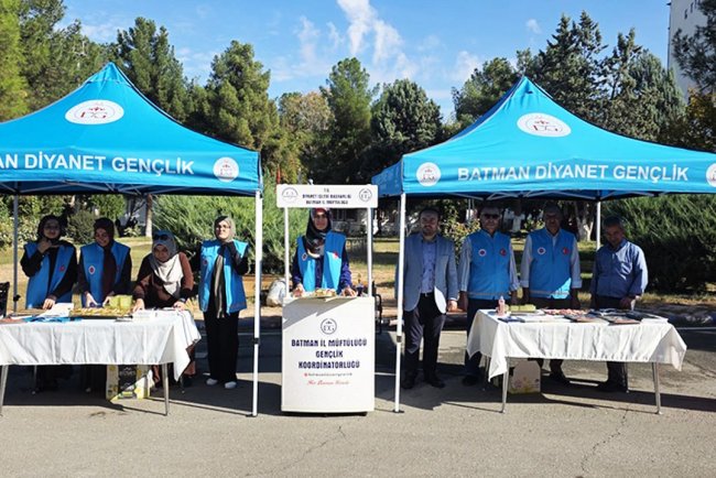 Müftülük kurduğu stantla gençlere rehberlik ediyor