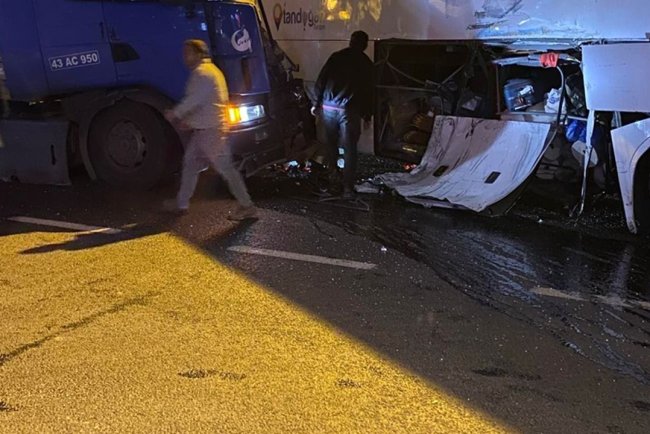 Bilecik'te tur otobüsü ile tır çarpıştı, 20 kişi yaralandı