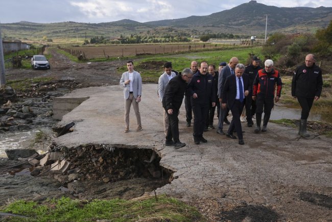 İzmir Foça'da selde kaybolan kişiyi arama çalışmaları sürüyor