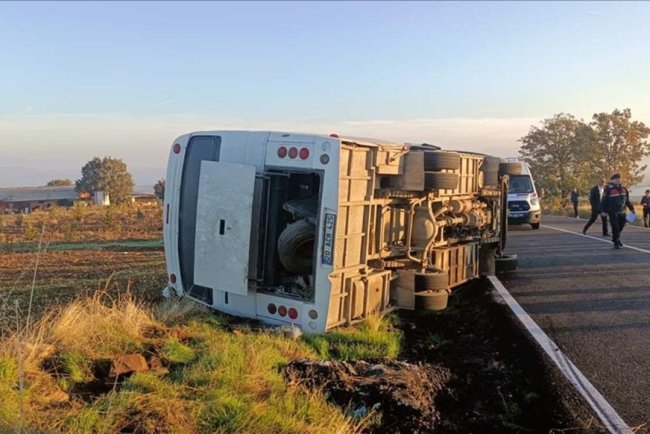 Uşak'ta tarım işçilerini taşıyan midibüsün devrilmesi sonucu 23 kişi yaralandı