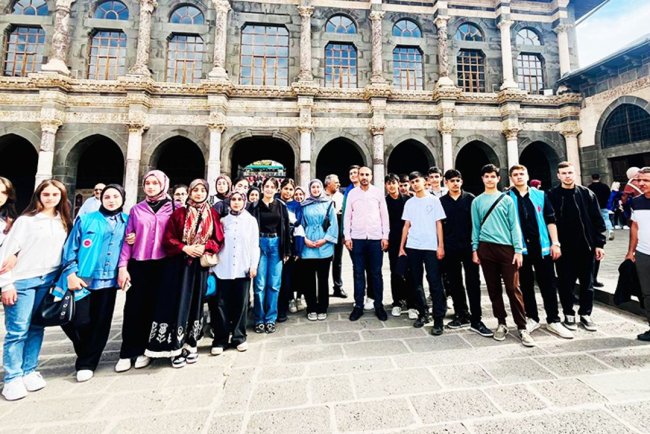 Çelikhan Diyanet Gençlik'ten Diyarbakır'a kültürel gezi