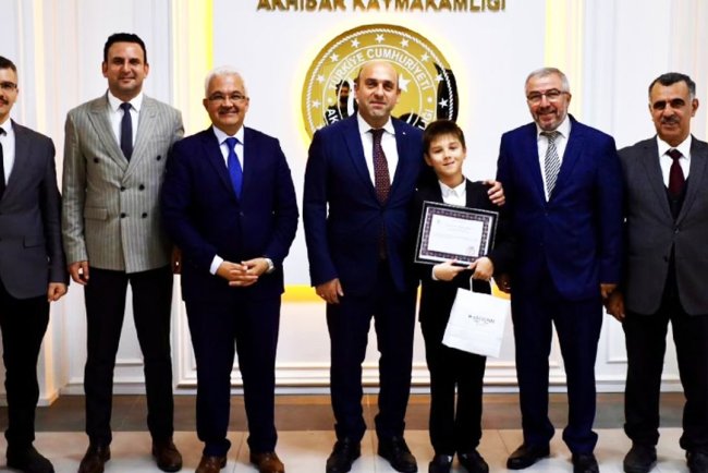 Akhisar Kaymakamı Can, Türkiye üçüncüsü hafızı ödüllendirdi