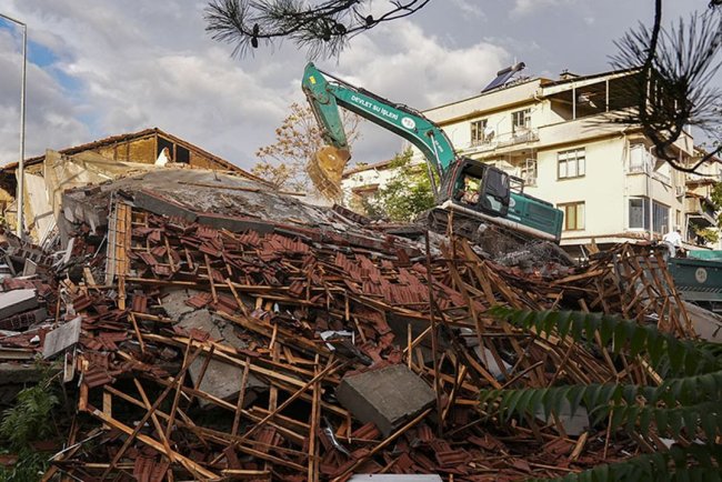Balıkesir Sındırgı merkezli depremde yıkılan binaların enkazı kaldırılıyor