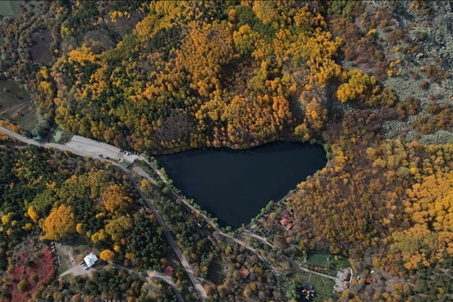 Ankara'daki Karagöl Tabiat Parkı sonbahar renklerine büründü