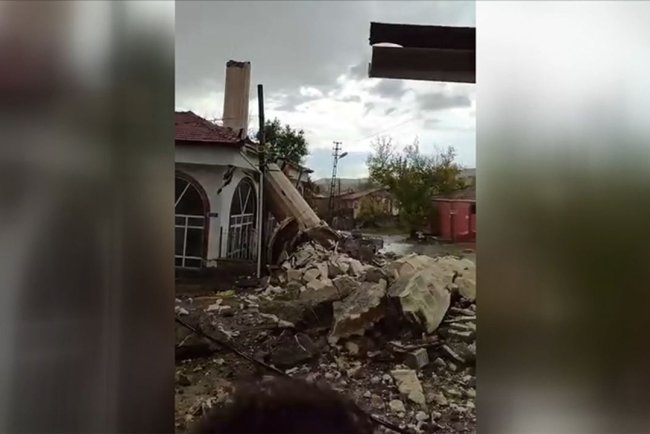 Ankara'da etkili olan fırtına nedeniyle bir caminin minaresi yıkıldı