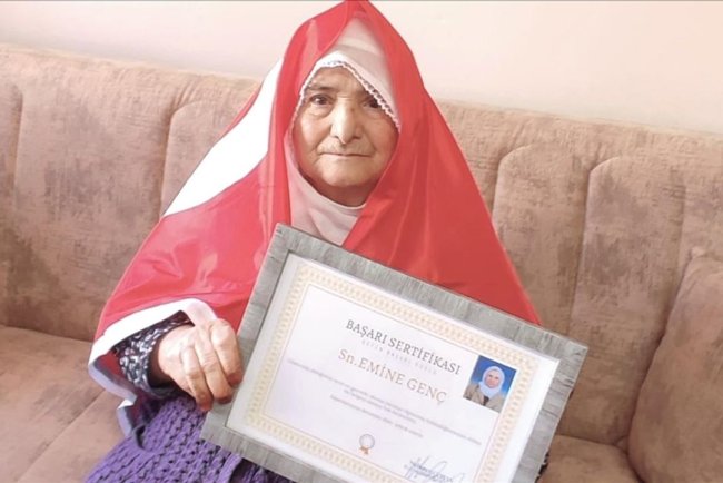 Malatya'da 88 yaşında okuma yazma öğrenen kadına başarı belgesi verildi